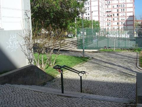 BENFICA: COLOMBO, elevadores directos à rua, escadas, Baia + portão automático!