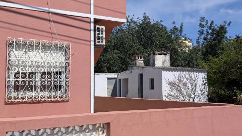 Terreno com duas casas: oportunidade em Santo Estêvão, Tavira