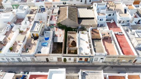 Armazém para reconstrução ou construção de um edifício residencial em Olhão.