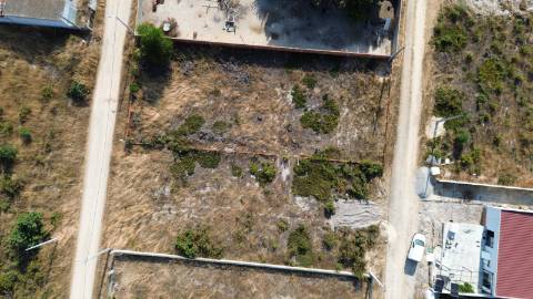 Terreno 1.230 m² com Possibilidade de 2 Lotes | Natureza, Espaço e Potencial de Valorização