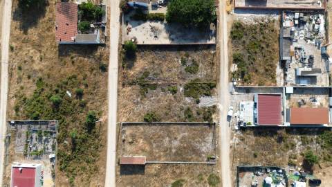 Terreno 1.230 m² com Possibilidade de 2 Lotes | Natureza, Espaço e Potencial de Valorização