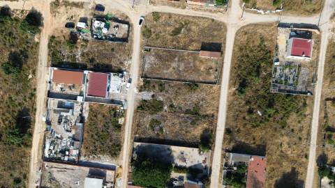 Terreno 1.230 m² com Possibilidade de 2 Lotes | Natureza, Espaço e Potencial de Valorização