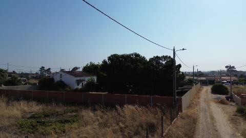 Terreno 1.230 m² com Possibilidade de 2 Lotes | Natureza, Espaço e Potencial de Valorização