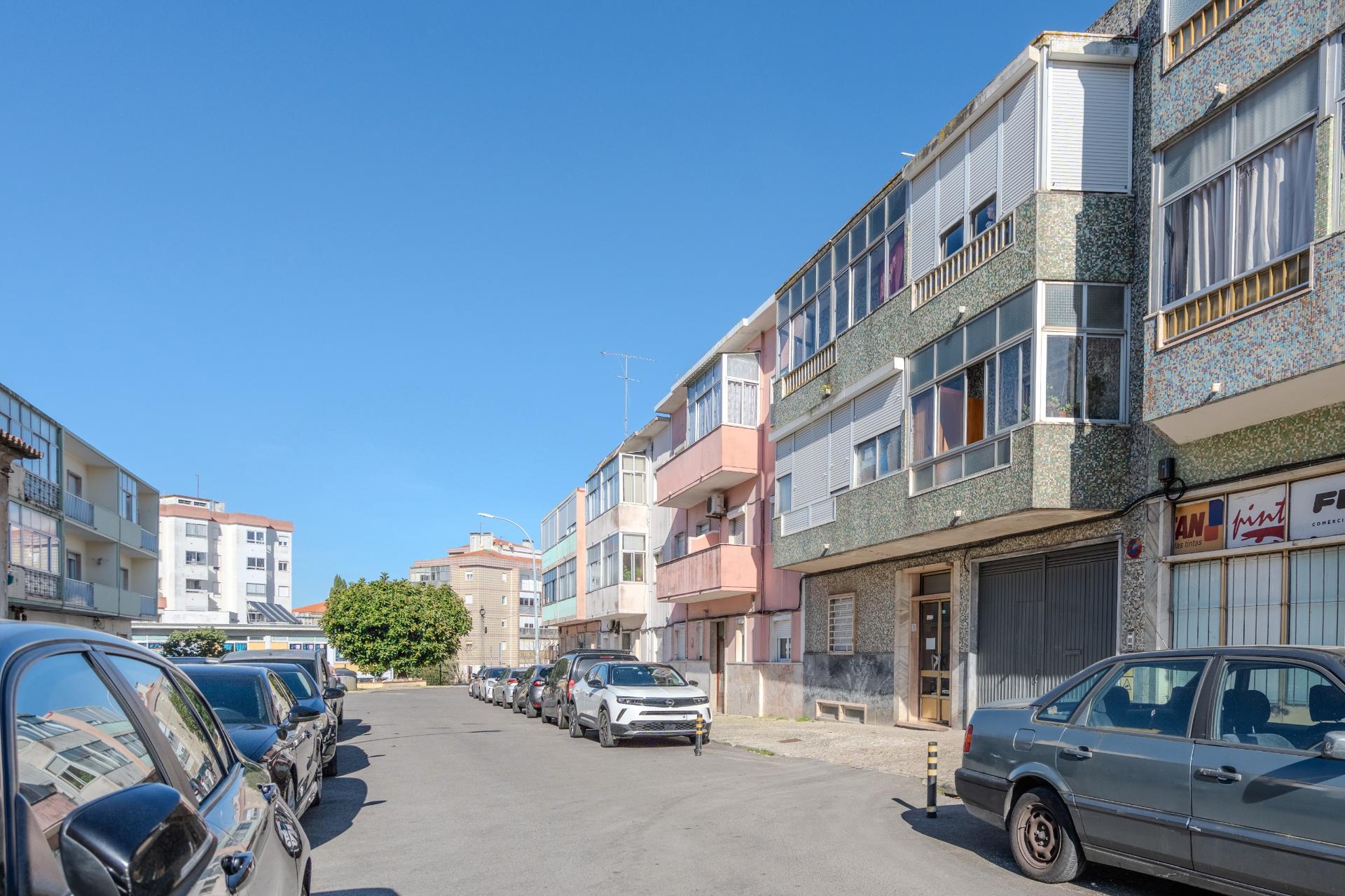 Apartamento T2 usado para venda em Mina de Água, Amadora