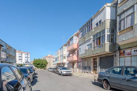 Apartamento T2 usado para venda em Mina de Água, Amadora