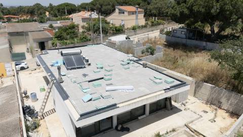 Moradia T3 de Arquitetura Contemporânea com Piscina e Suite Master | Nova Construção no Barreiro
