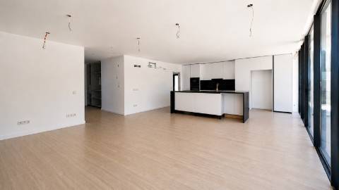 Moradia T3 de Arquitetura Contemporânea com Piscina e Suite Master | Nova Construção no Barreiro