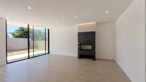 Moradia T3 de Arquitetura Contemporânea com Piscina e Suite Master | Nova Construção no Barreiro