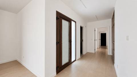 Moradia T3 de Arquitetura Contemporânea com Piscina e Suite Master | Nova Construção no Barreiro