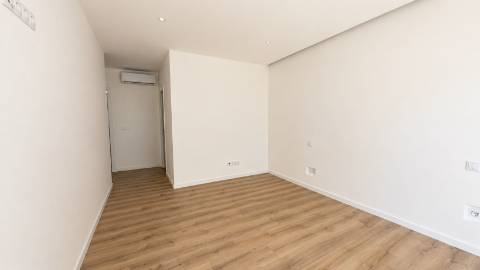 Moradia T3 de Arquitetura Contemporânea com Piscina e Suite Master | Nova Construção no Barreiro