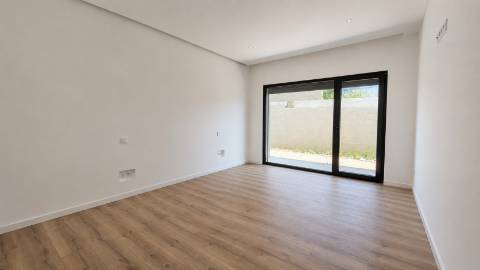 Moradia T3 de Arquitetura Contemporânea com Piscina e Suite Master | Nova Construção no Barreiro