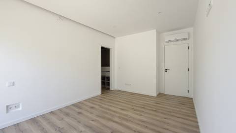 Moradia T3 de Arquitetura Contemporânea com Piscina e Suite Master | Nova Construção no Barreiro