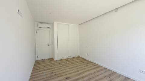 Moradia T3 de Arquitetura Contemporânea com Piscina e Suite Master | Nova Construção no Barreiro
