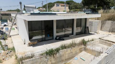 Moradia T3 de Arquitetura Contemporânea com Piscina e Suite Master | Nova Construção no Barreiro