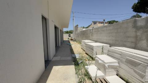 Moradia T3 de Arquitetura Contemporânea com Piscina e Suite Master | Nova Construção no Barreiro