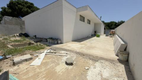 Moradia T3 de Arquitetura Contemporânea com Piscina e Suite Master | Nova Construção no Barreiro
