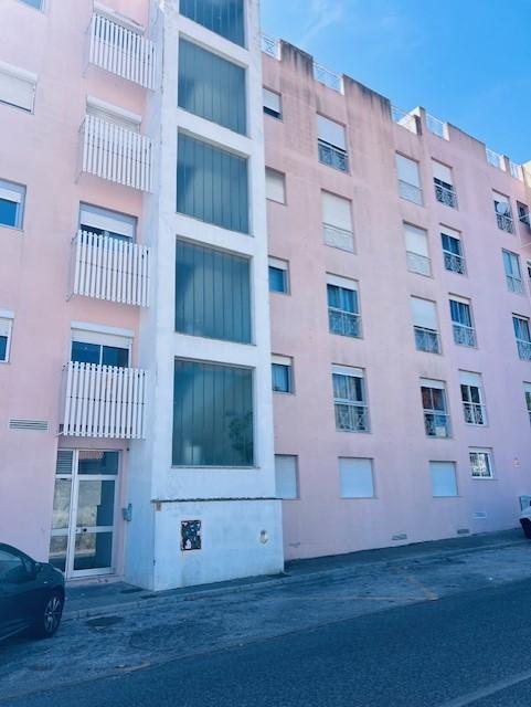 Apartamento T2 em muito bom estado, soalheiro, mobilado, no centro de Queijas perto de comércio e servi&
<!DOCTYPE html>
<html lang=