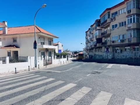 Apartamento T2 em muito bom estado, soalheiro, mobilado, no centro de Queijas perto de comércio e serviços