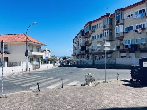 Apartamento T2 em muito bom estado, soalheiro, mobilado, no centro de Queijas perto de comércio e serviços