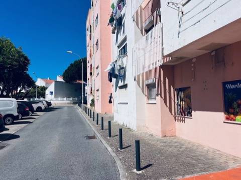Apartamento T2 em muito bom estado, soalheiro, mobilado, no centro de Queijas perto de comércio e serviços