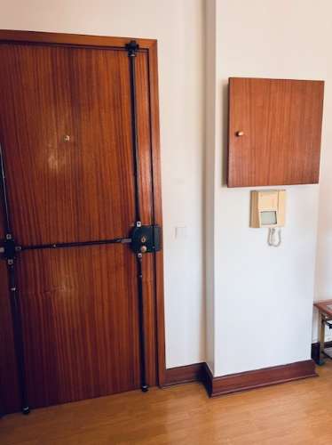 Apartamento T2 em muito bom estado, soalheiro, mobilado, no centro de Queijas perto de comércio e serviços