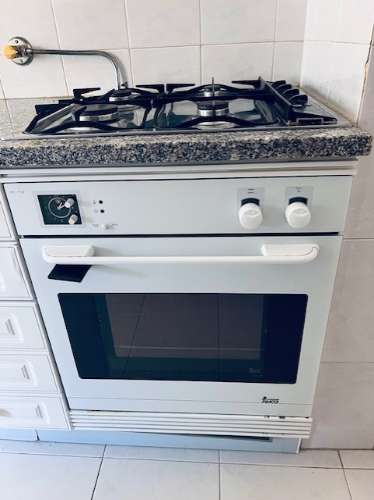 Apartamento T2 em muito bom estado, soalheiro, mobilado, no centro de Queijas perto de comércio e serviços