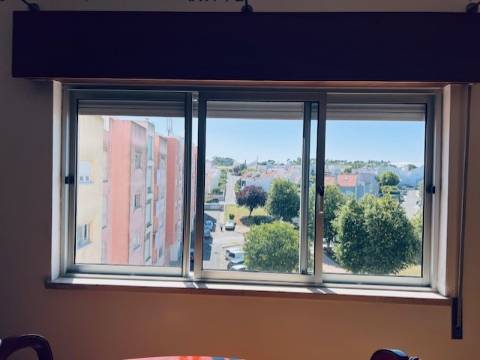 Apartamento T2 em muito bom estado, soalheiro, mobilado, no centro de Queijas perto de comércio e serviços