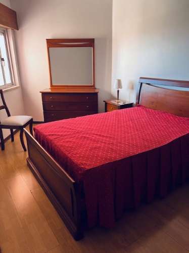 Apartamento T2 em muito bom estado, soalheiro, mobilado, no centro de Queijas perto de comércio e serviços