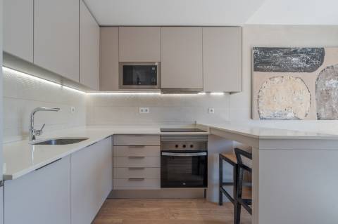 Fully Renovated 1-Bedroom Apartment | Furnished | 2 Balconies | Monte Estoril