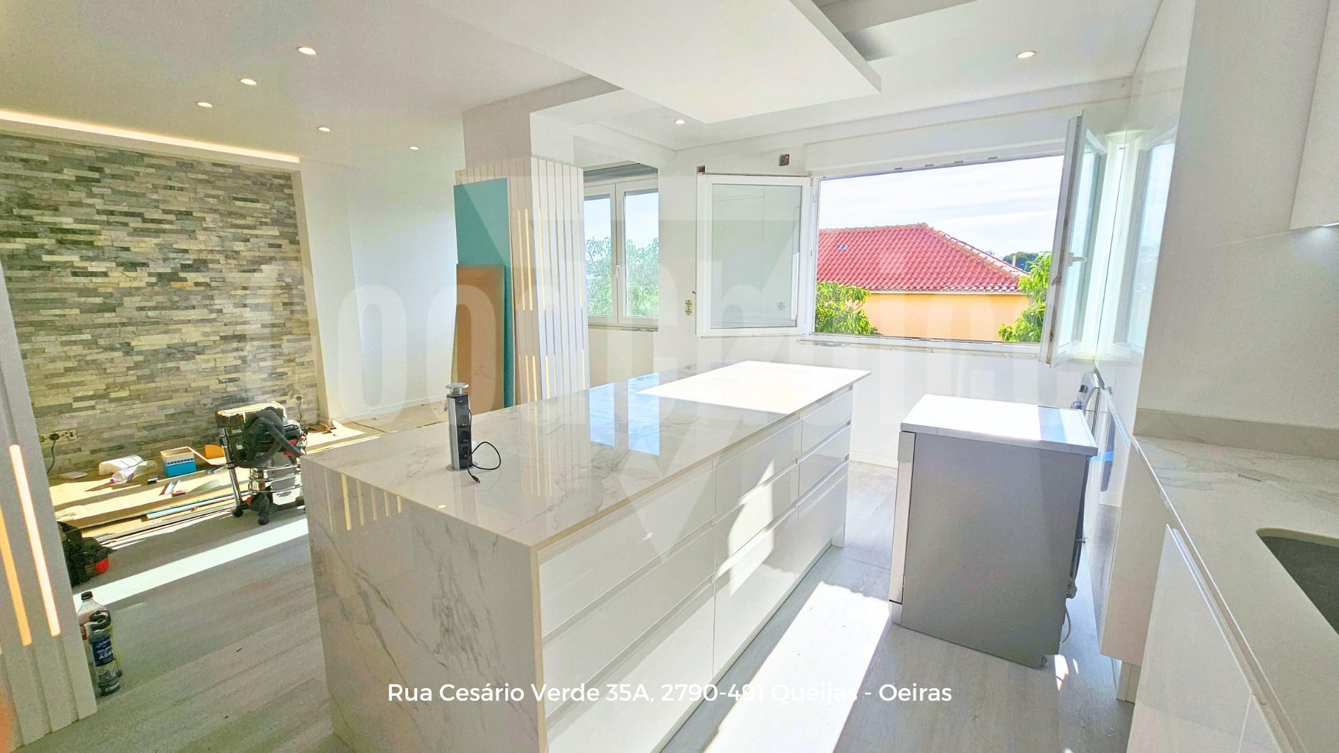 T2 Totalmente Remodelado no Centro de Queijas | 88 m² | Excelente Localização