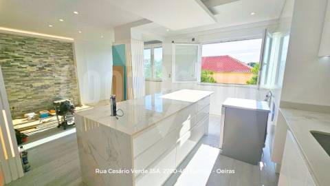 T2 Totalmente Remodelado no Centro de Queijas | 88 m² | Excelente Localização
