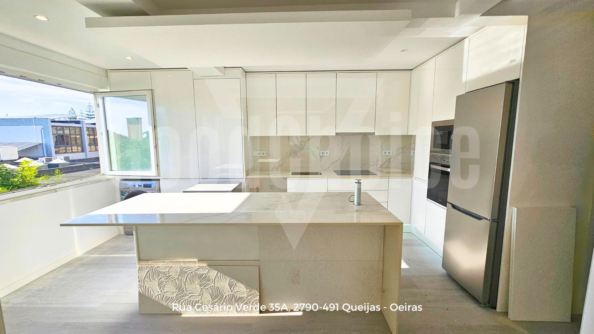 T2 Totalmente Remodelado no Centro de Queijas | 88 m² | Excelente Localização