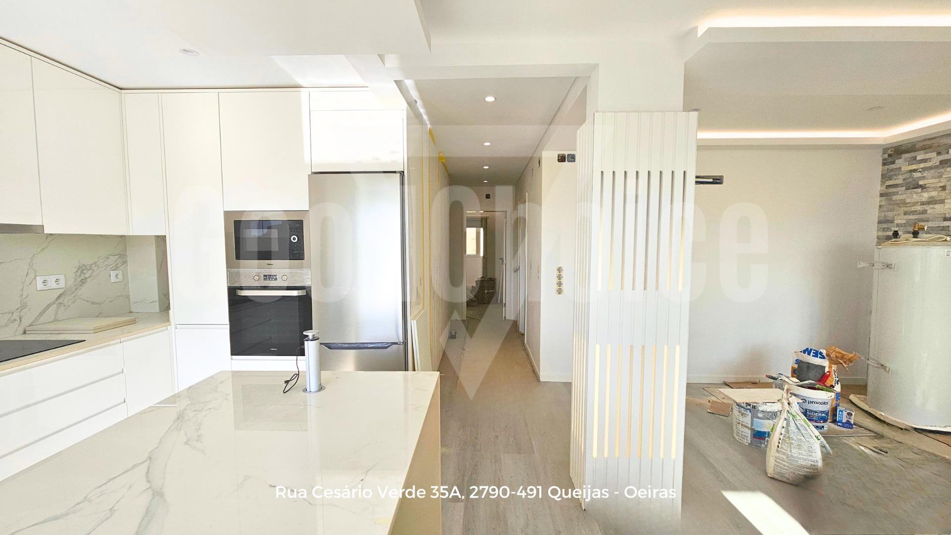 T2 Totalmente Remodelado no Centro de Queijas | 88 m² | Excelente Localização