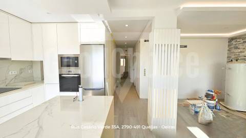 T2 Totalmente Remodelado no Centro de Queijas | 88 m² | Excelente Localização