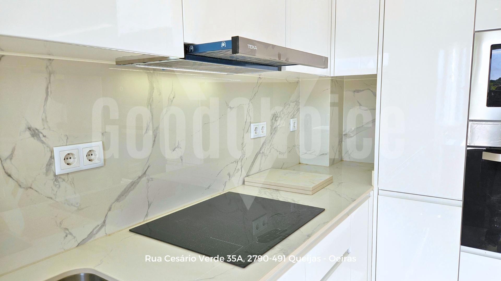 T2 Totalmente Remodelado no Centro de Queijas | 88 m² | Excelente Localização