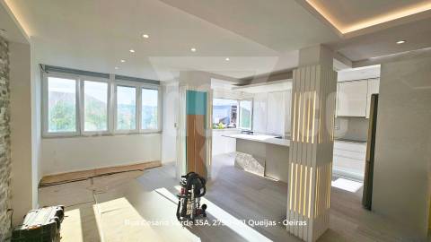 T2 Totalmente Remodelado no Centro de Queijas | 88 m² | Excelente Localização