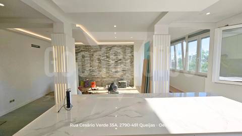 T2 Totalmente Remodelado no Centro de Queijas | 88 m² | Excelente Localização