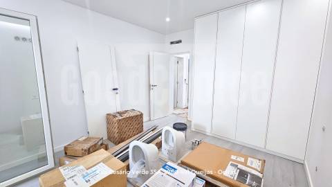 T2 Totalmente Remodelado no Centro de Queijas | 88 m² | Excelente Localização