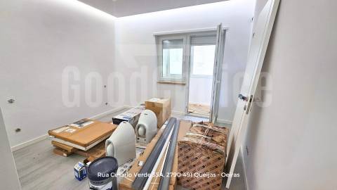 T2 Totalmente Remodelado no Centro de Queijas | 88 m² | Excelente Localização