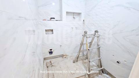 T2 Totalmente Remodelado no Centro de Queijas | 88 m² | Excelente Localização