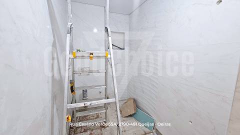 T2 Totalmente Remodelado no Centro de Queijas | 88 m² | Excelente Localização