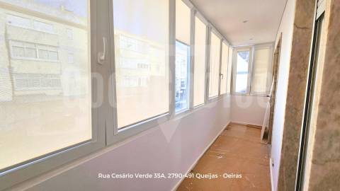 T2 Totalmente Remodelado no Centro de Queijas | 88 m² | Excelente Localização