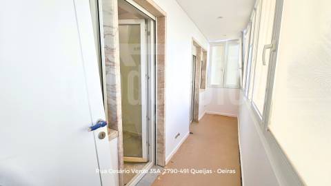 T2 Totalmente Remodelado no Centro de Queijas | 88 m² | Excelente Localização