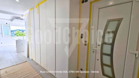 T2 Totalmente Remodelado no Centro de Queijas | 88 m² | Excelente Localização