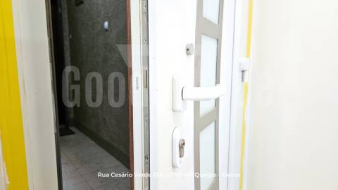 T2 Totalmente Remodelado no Centro de Queijas | 88 m² | Excelente Localização