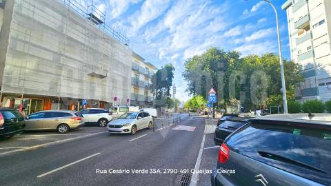 T2 Totalmente Remodelado no Centro de Queijas | 88 m² | Excelente Localização