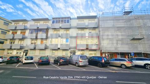 T2 Totalmente Remodelado no Centro de Queijas | 88 m² | Excelente Localização