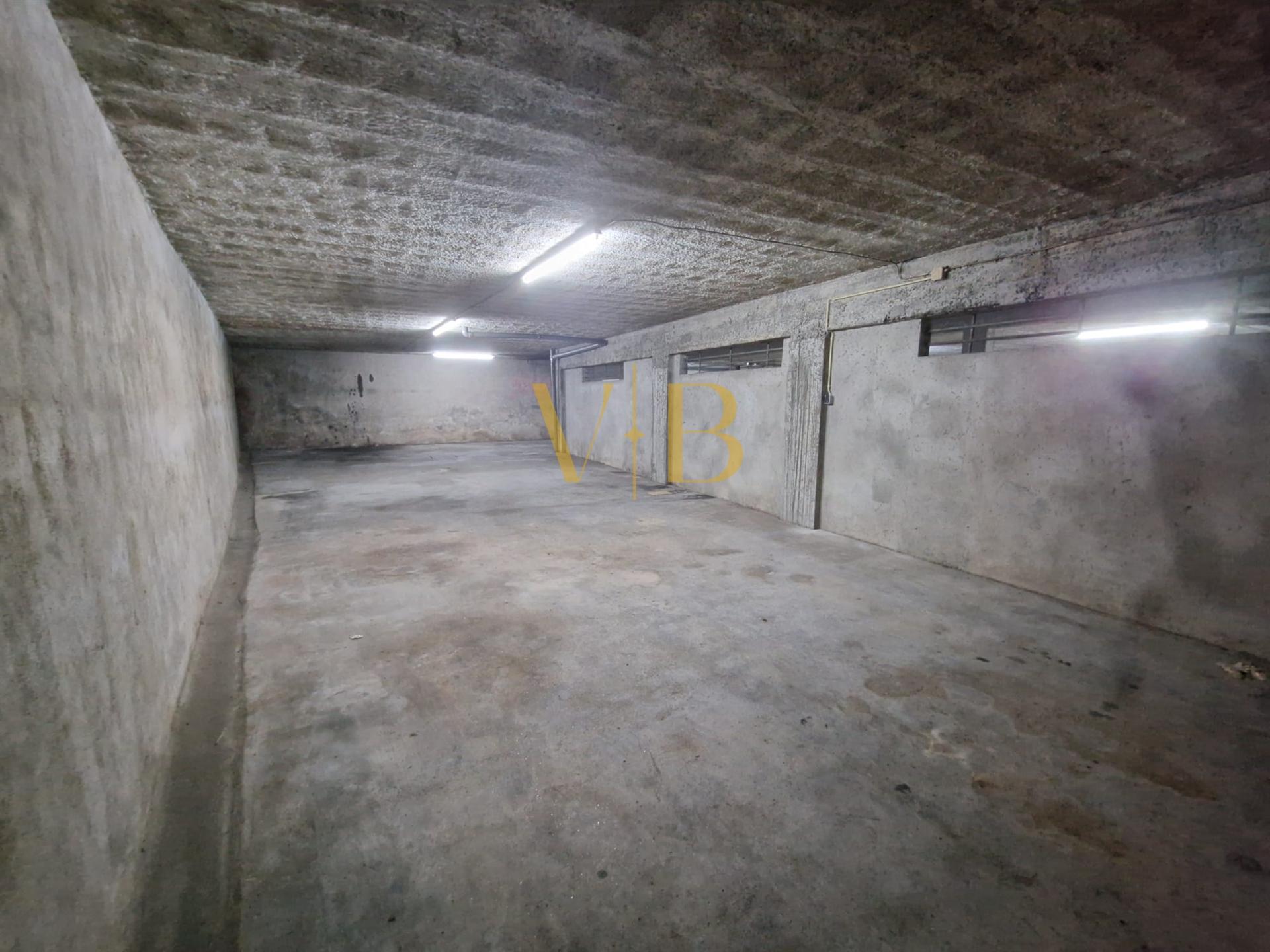 Garagem/Armazém de 130m² na Póvoa de Varzim – Excelente Localização e Acessibilidade