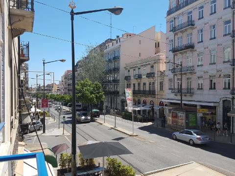 Loja com 234 m2 em plena Av. Almirante Reis