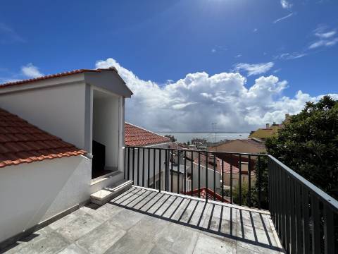 Dois apartamentos com terraço e vista de rio, perto da Graça